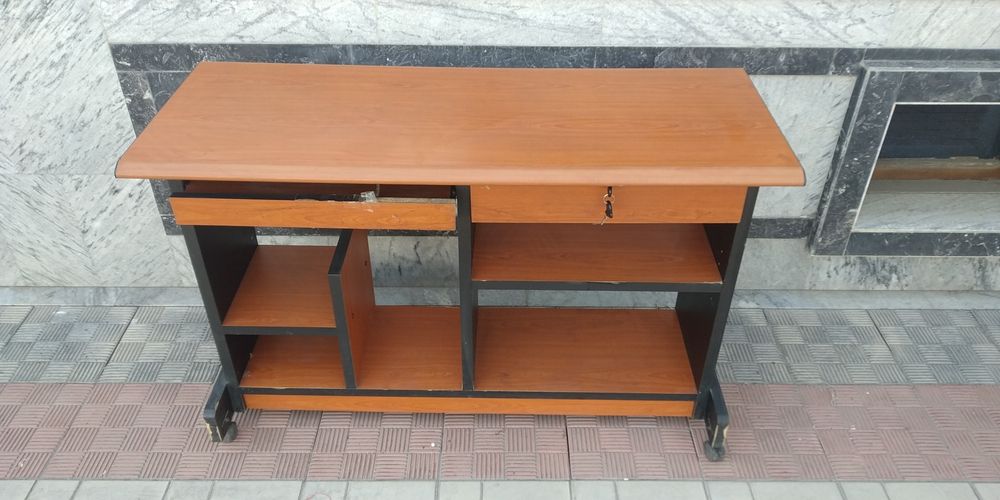 Kompyuter stoli sotiladi