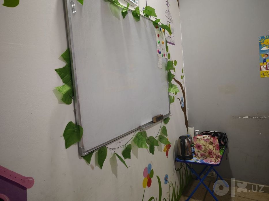 O'quv markazi uchun doska stol stullar