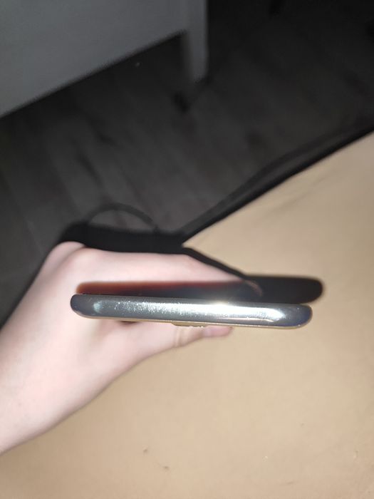 Samsung Galaxy J7 (2016) Gold, экран в идеале, треснута только защита