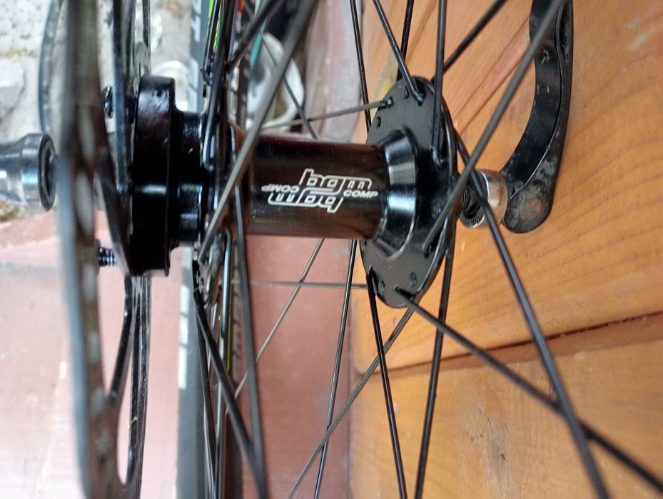 Set roti 28 frana disc Shimano Deore   Roti fata 29 DT Swiss complete