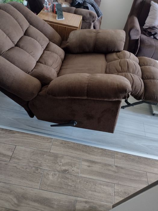 Vând canapea extensibila , două fotolii cu riclainer și comodă TV