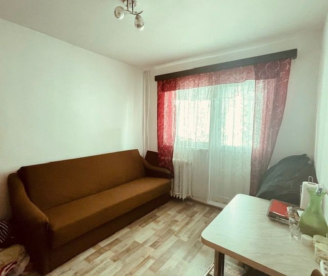 Vând apartament 3 camere Oradea Rogerius.Etaj 1.