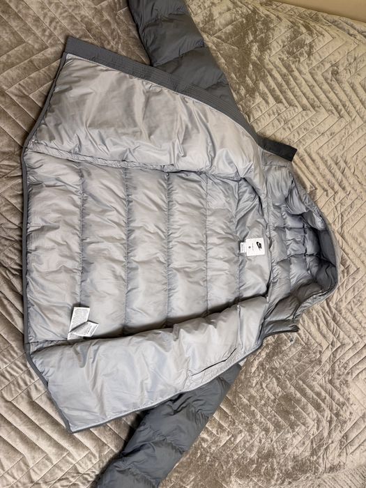 Geacă Nike puffer cu glugă – ideală pentru sezonul rece