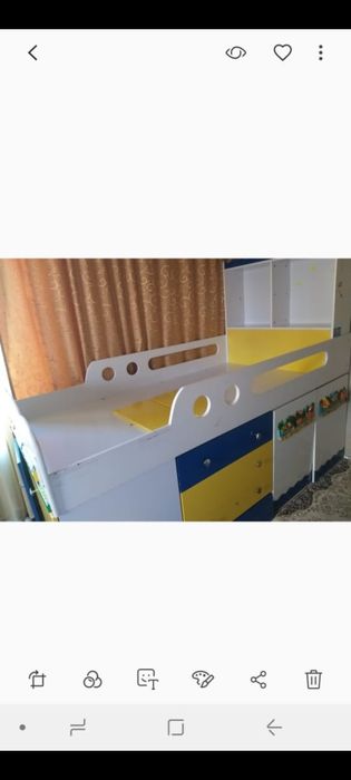 Продам кровать , с выдвижными ящиками , с выдвижным столом .