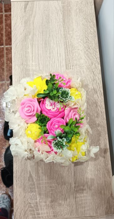 Ароматни свещи във формата на изискана чантичка с цветя.