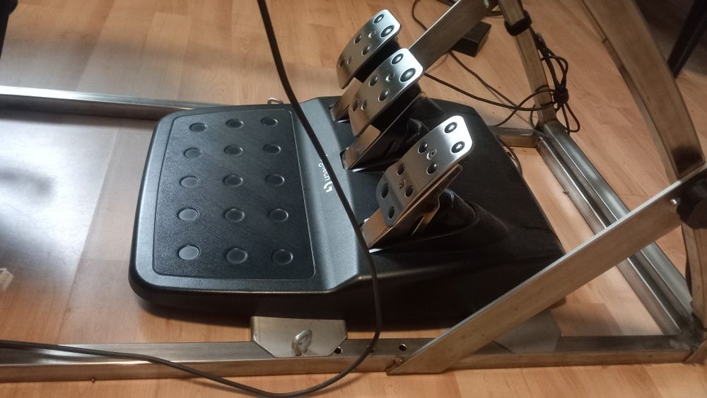 Logitech G29 + педали, шифтър, ръчна, стойка и седалка!