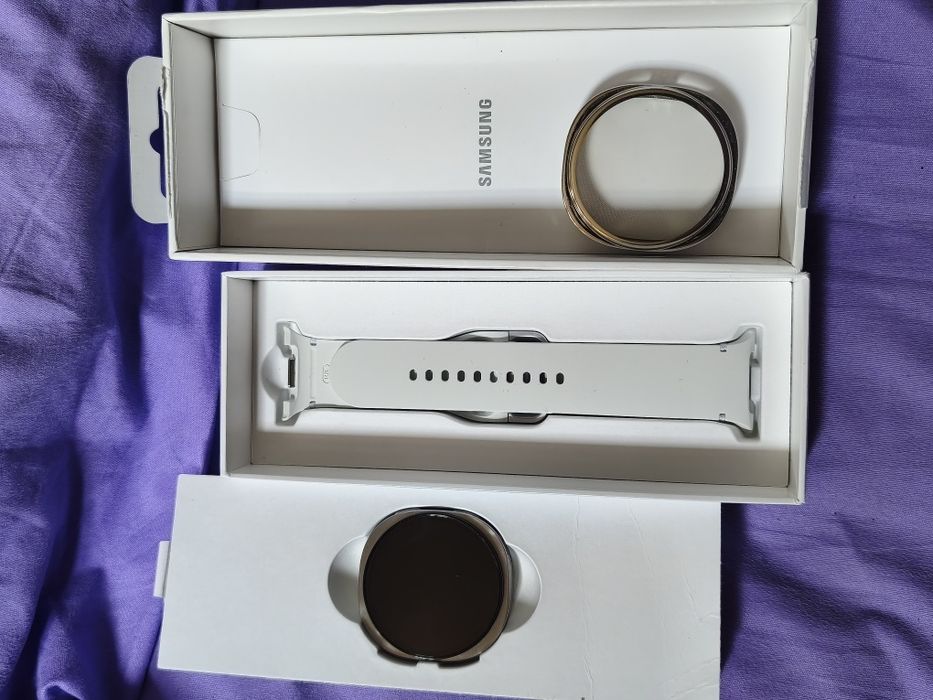 Galaxy Watch8 (Bluetooth, 40 мм)
Серебрянный
SM-L320NZSACIS