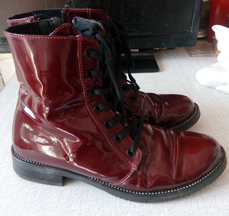 Дамски лачени боти с цип