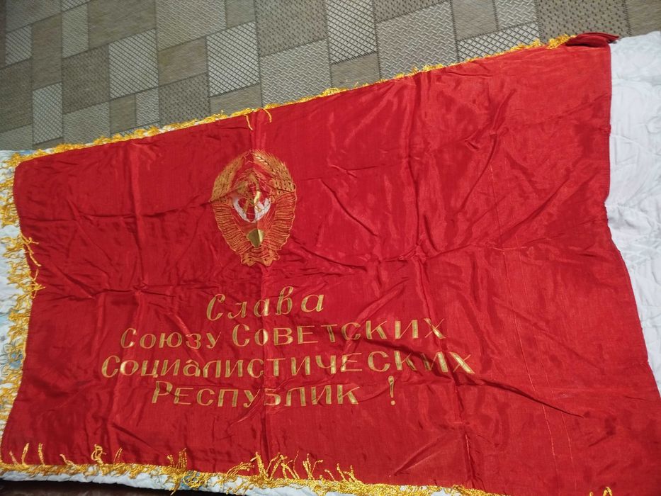 Продам знамя СССР шелковое двустороннее 138х80 см. цена 900000 сум.