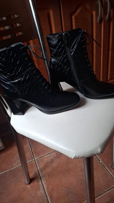 Vând ghetuțe și pantofi din piele naturală Aldo și pantofi Flavia