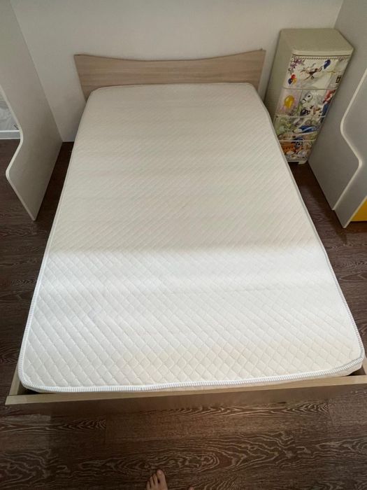 Кровать с матрасом