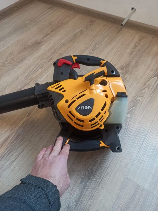 Suflanta frunzele stiga