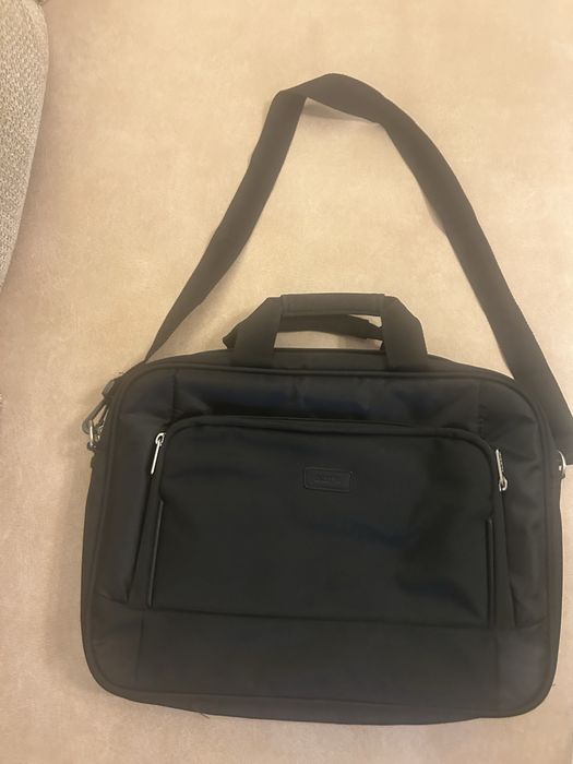 Vand geanta laptop noua