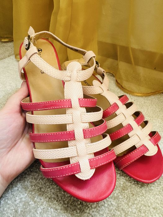 Босоножки новые