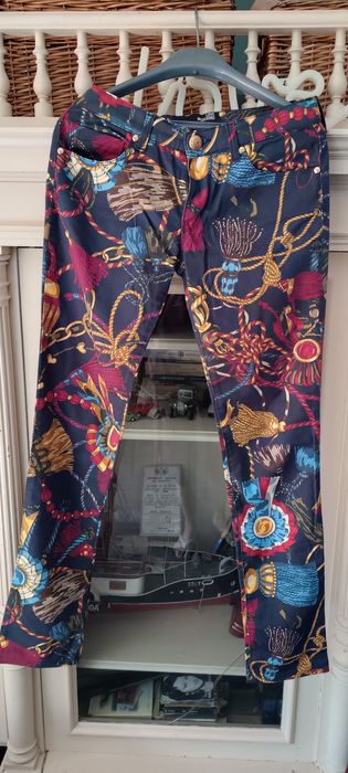 Pantaloni "Love Moschino", Noi