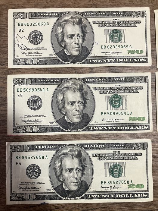 Доларови банкноти