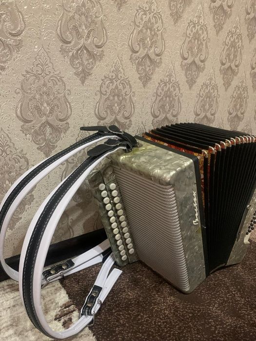 Продам Гармонь Восток