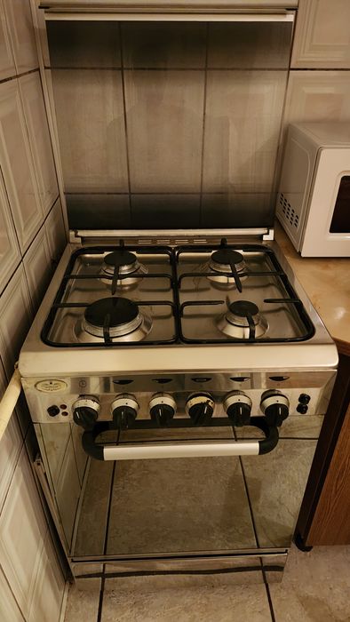 Aragaz Glem Gas din inox, 4 arzătoare, stare foarte bună