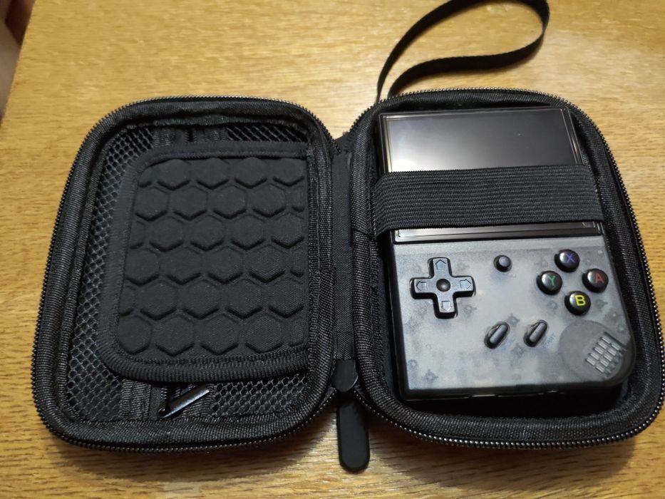 Anbernic Rg35xx Plus + Husa