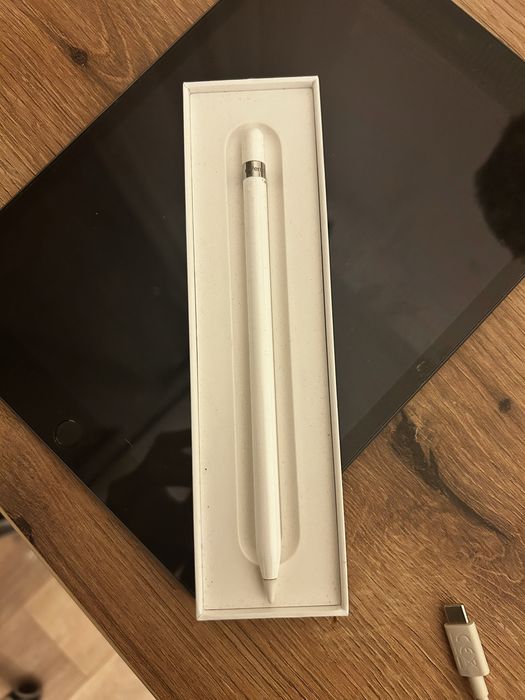 iPad 9th Generation with Apple Pencil first generation Excellent condition