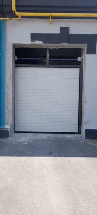 Usa de garaj cu motor