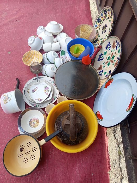 На кухню - посуда .