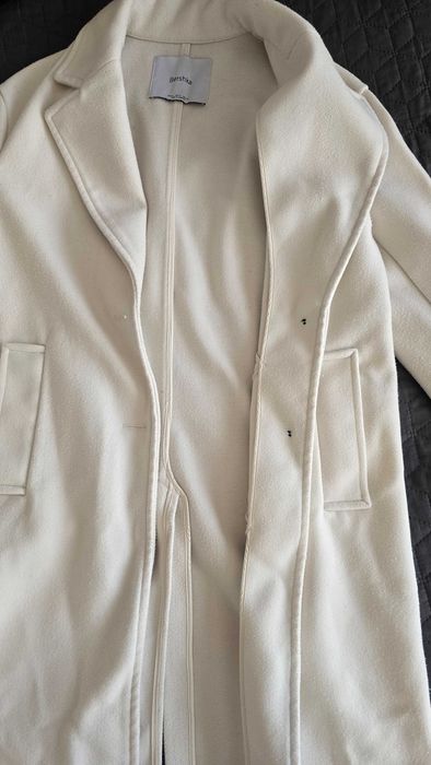 Бяло леко палто . Bershka