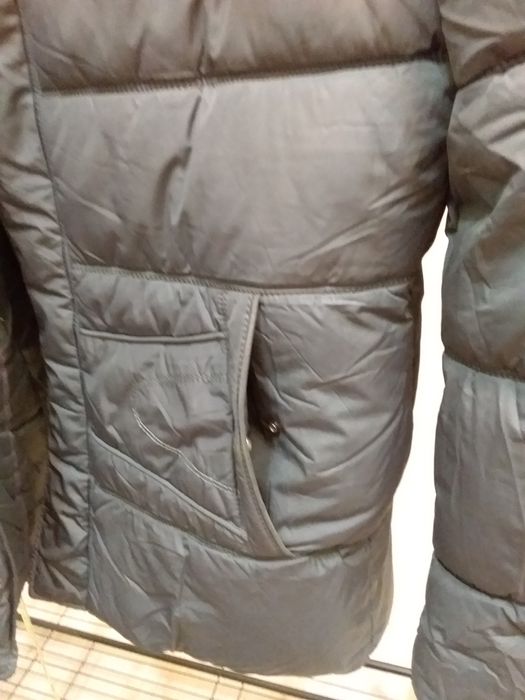 Қалың куртка жасөспірім жігіт балаға