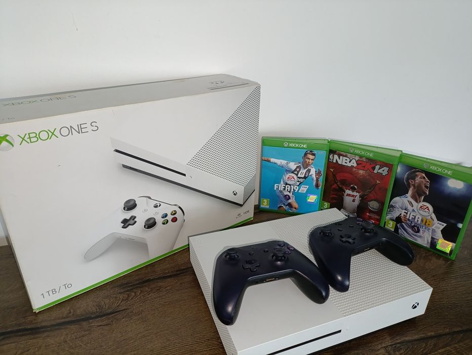 Xbox One S 1TB с 2 контролера + 3 игри!