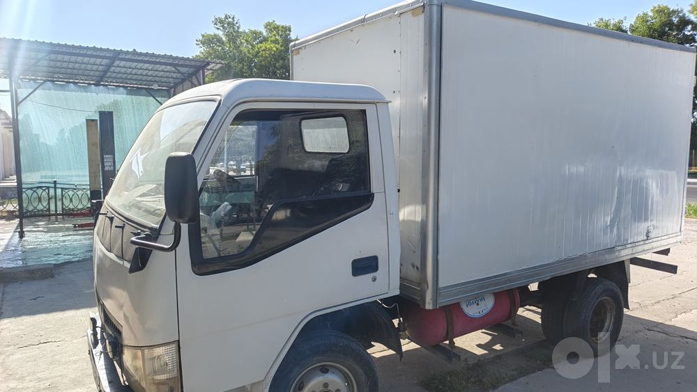 Kichik Isuzu JBc zoʻr moshina