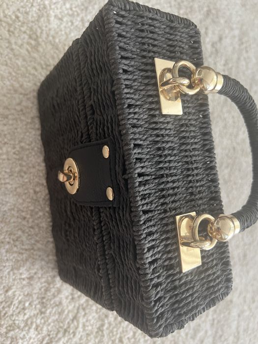 Ратанова чанта със златисти детайли