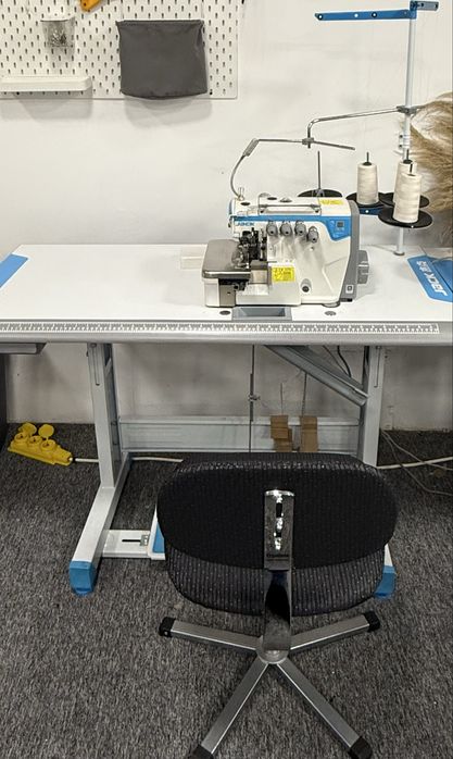 Overlock industrial JACK E4S cu masă – aproape nou