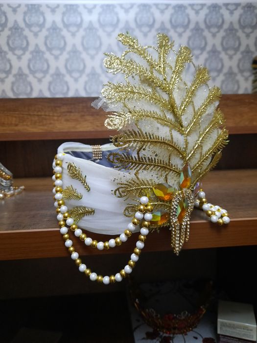 Oq ansambl koylak bosh kiyimi bilan