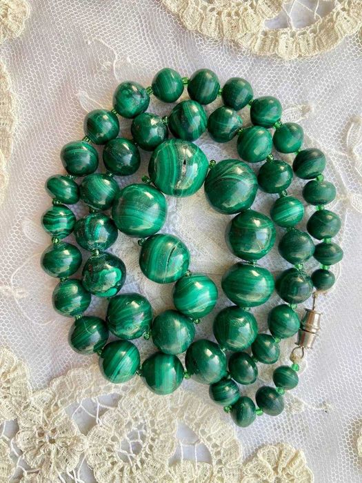 Бусы и браслеты из натурального малахита