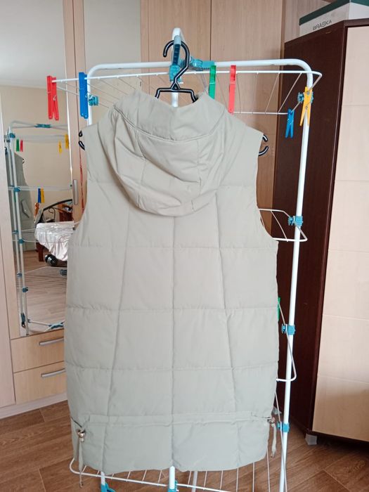 Продам жилет с капюшоном