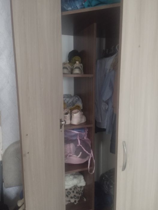 Шкаф угловой в хорошем состояние