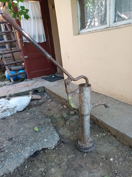 Pompa manuala pentru scos apa