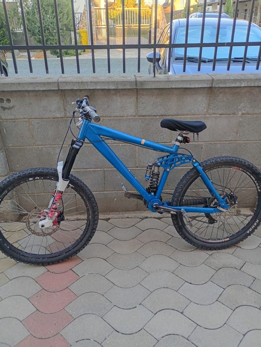 Vand bicicleta MTB full suspension, potrivită pentru trasee MTB și utilizare off-road.