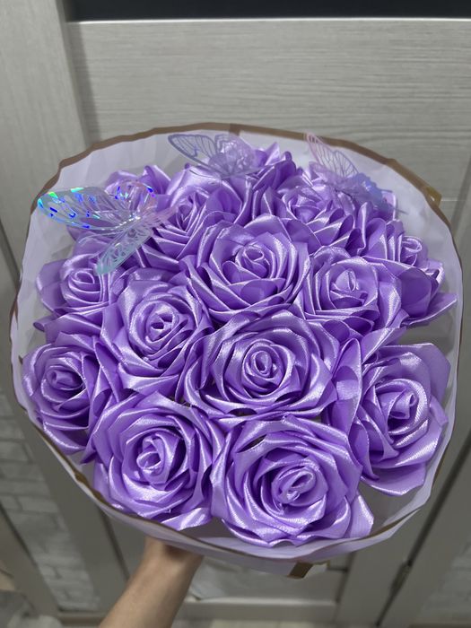 Букет из атласных роз светящиеся