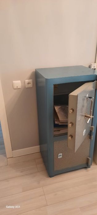 Продам сейф огнестойкий.
