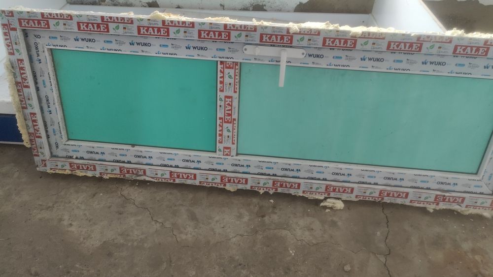 Пластиковое окно и древь новые