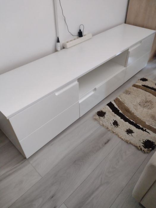 Vând canapea extensibila , două fotolii cu riclainer și comodă TV
