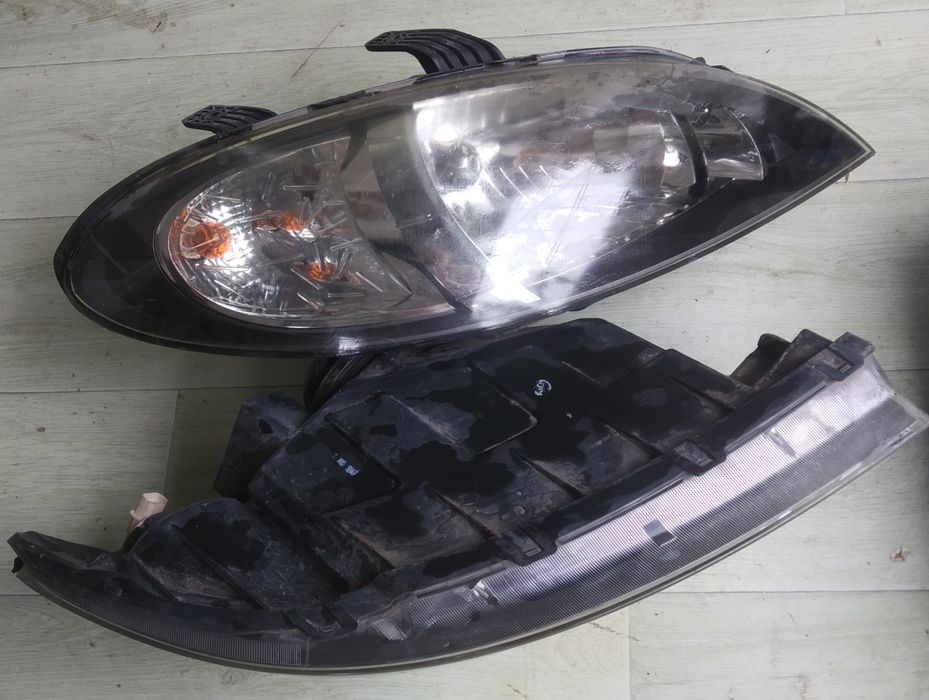 Фары от Жентры.  Один целый, второй на з/ч.