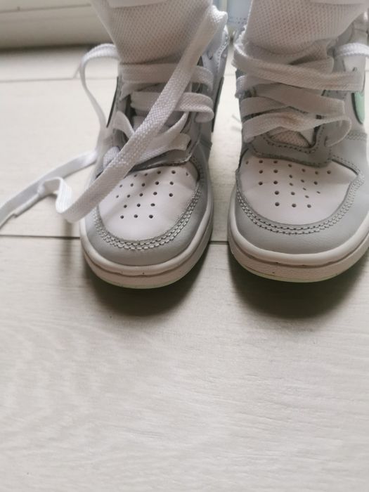 Adidas Nike mar. 28,5