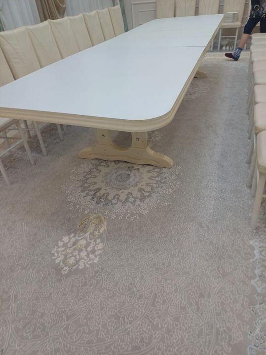 Стол для гостевой комнаты