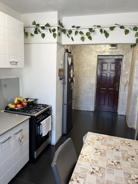Vand apartament 2 camere bucatrie open-space zona ultra centrala ,parter mp 64 + boxa alimente bloc de caramida dotat cu centrala proprie,termopane
