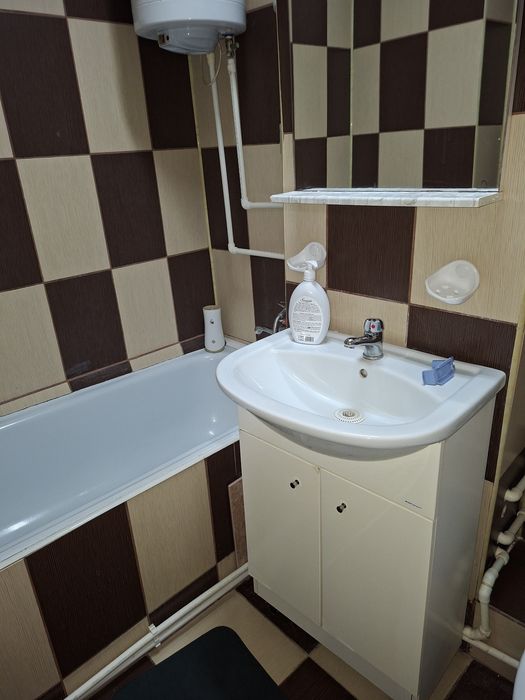 Inchiriez apartament 2 camere.
