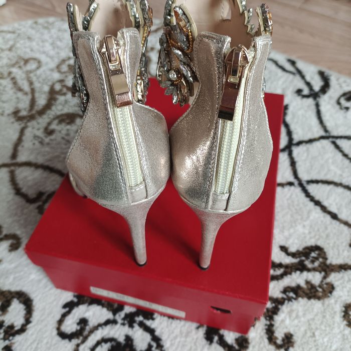 Продам туфли почти новые. Одевали один раз