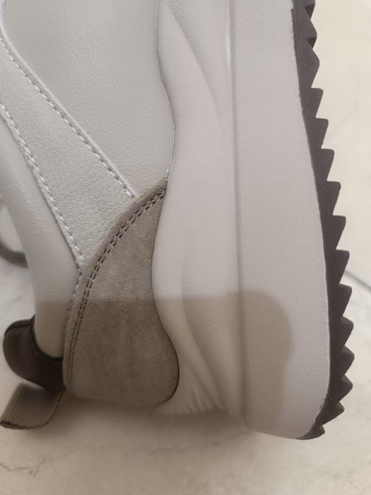 Новые кожаные кроссовки  на девочку р36