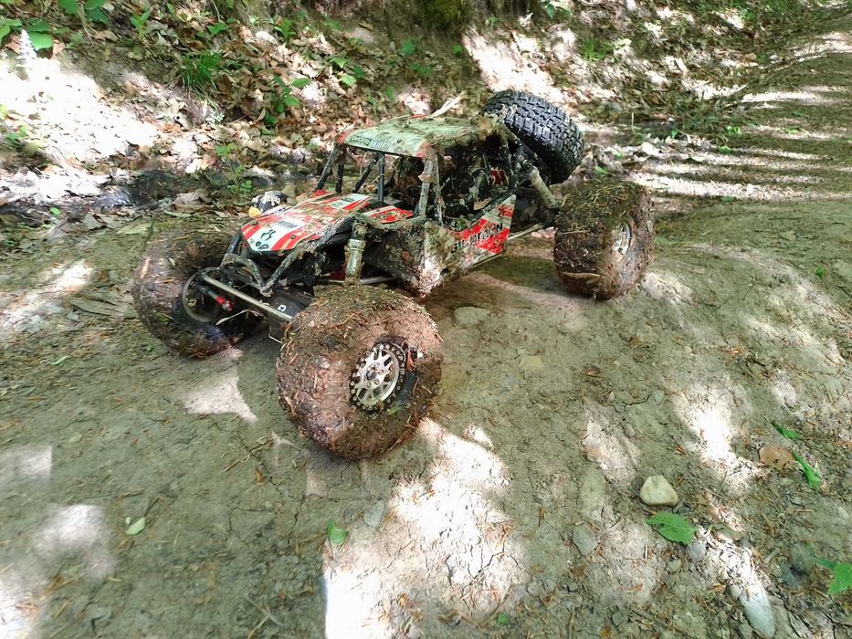De vînzare RC traxxas UDR 1:7 și AXIAL GILAMON scala 1:8